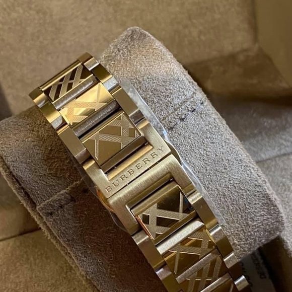 / Burberry Women’s Swiss Gold Watch
Case Size: 38mm
Swiss Made - Picture 7 of 13